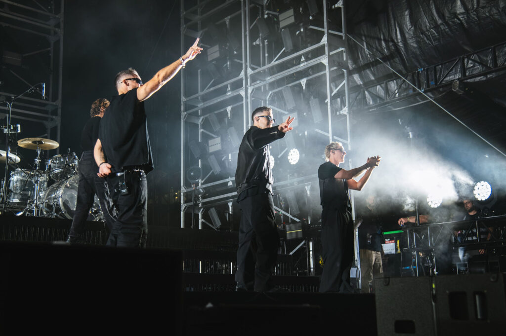 RÜFÜS DU SOL waving to fans